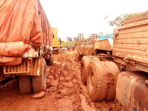 Beni : près de 10 véhicules bloqués à la suite de l’impraticabilité de la route de Mangurujipa
