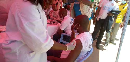 Kindu : plus de 100 médecins s’engagent à lutter contre les fausses informations sur le vaccin anti COVID-19