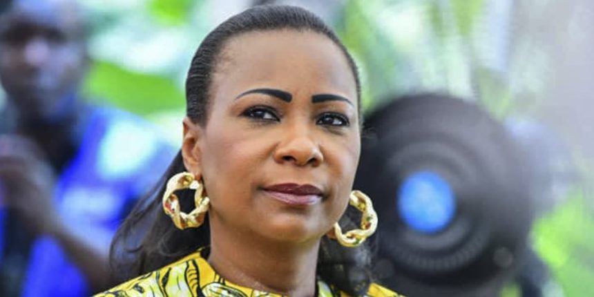 Politique	

		
					

			Abonnés
									
				En RDC, Olive Lembe Kabila donne de la voix
			
		
		
			


		
		
			De première dame à opposante, il n’y a qu’un pas, qu’Olive Lembe Kabila franchit allègrement. Depuis que son époux, Joseph Kabila, a perdu le contrôle de l’exécutif, elle ne se prive pas de critiquer Félix Tshisekedi.