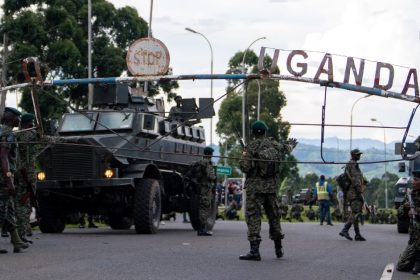 Politique	

		
							
				Face au M23, des soldats ougandais se déploient dans l’est de la RDC
			
		
		
			


		
		
			Après les Kényans et les Burundais, les soldats ougandais de la force régionale est-africaine déployée face aux rebelles du M23 ont commencé à arriver vendredi dans l’est de la RDC, où la situation demeure explosive.