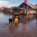 Kalemie : le boulevard Lumumba inondé, la traversée de cette artère principale se fait par pirogue